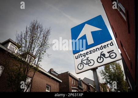 Photo d'un panneau routier hollandais indiquant que la rue est à sens unique, à l'exception des vélos et des motos dans le village hollandais de Vaals. Banque D'Images