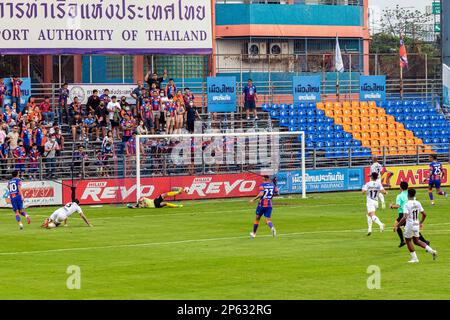 Action de goalmouth au match de football thaïlandais, stade PAT, Bangkok, Thaïlande Banque D'Images