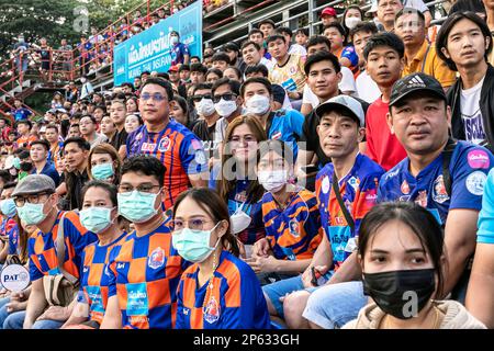 Spectateurs au match de la Thai Premier League, stade PAT, Bangkok Banque D'Images