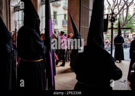 Pénitents à capuchon, début de la procession, dans l'église San Agustin, la sisterhood de JesÃƒÂºs del Gran Poder y virgen de la Macarena, Vendredi Saint, semaine de Pâques Banque D'Images