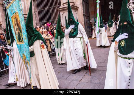 Pénitents à capuchon en procession, sisterhood of JesÃƒÂºs del Gran Poder y virgen de la Macarena,Vendredi Saint, semaine de Pâques,Plaza de San Agustin,Barcelone Banque D'Images