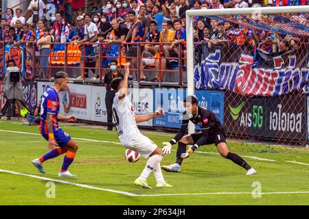 Action de goalmouth au match de football thaïlandais, stade PAT, Bangkok, Thaïlande Banque D'Images