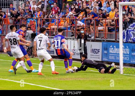 Action de goalmouth au match de football thaïlandais, stade PAT, Bangkok, Thaïlande Banque D'Images