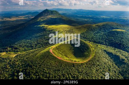 FRANCE.AUVERGNE.PUY-DE-DOME (63) VUE AÉRIENNE DU PUY DU PARIOU, ANCIEN VOLCAN ÉTEINT (CHAÎNE ​​OF VOLCANS D'AUVERGNE) Banque D'Images