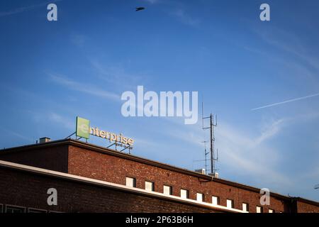 Photo des signes de location de voitures d'entreprise sur leurs agences à Duisburg, Germai. Enterprise location D'Autos est un siège social américain de l'agence de location de voitures Banque D'Images