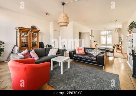 une salle de séjour avec deux canapés et une table basse sur la photo est prise de la porte d'entrée à l'arrière Banque D'Images