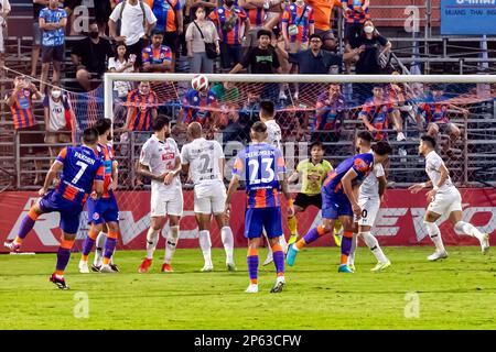 Action de goalmouth au match de football thaïlandais, stade PAT, Bangkok, Thaïlande Banque D'Images