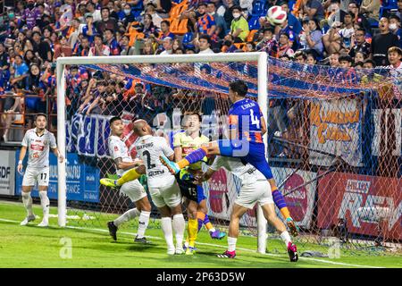 Action de goalmouth au match de football thaïlandais, stade PAT, Bangkok, Thaïlande Banque D'Images