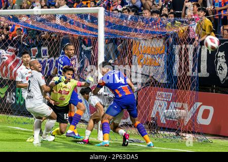 Action de goalmouth au match de football thaïlandais, stade PAT, Bangkok, Thaïlande Banque D'Images