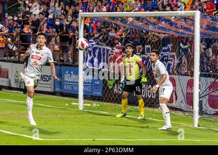 Action de goalmouth au match de football thaïlandais, stade PAT, Bangkok, Thaïlande Banque D'Images