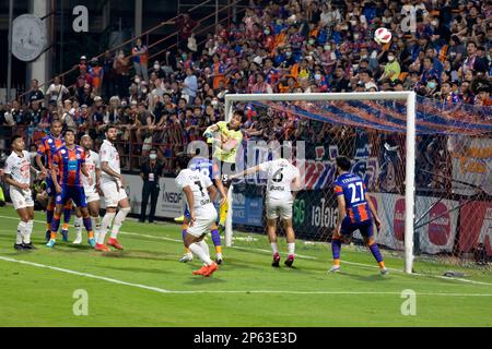 Action de goalmouth au match de football thaïlandais, stade PAT, Bangkok, Thaïlande Banque D'Images