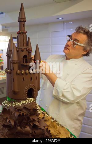 Christian Escriba fabrication d'un Gâteau au chocolat typique du lundi de PascuaÂ, le parrain donne son filleul, tradition catalane, EscribÃ boulangerie,83 la Banque D'Images