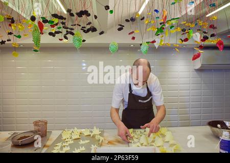 Baker faisant un Gâteau au chocolat typique du lundi de Pascua, le parrain donne son filleul, tradition catalane, Escribà boulangerie, 83 la Rambla, Barc Banque D'Images