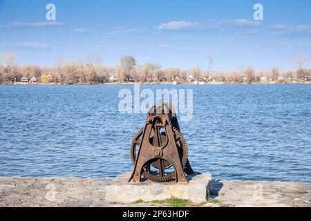Photo d'un tas de roues dentées et d'engrenages utilisés sur un treuil, rouillés et abandonnés sur Zemunski kej, un quai au-dessus du danube à belgrade, Serbie. A g Banque D'Images