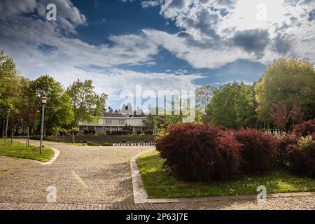 Photo de Muzej istorije jugoslavije à belgrade, Serbie, avec une fontaine en face. Le Musée de Yougoslavie est un musée d'histoire publique à Belgrade, Banque D'Images