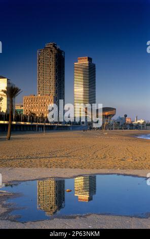 Barcelone : l'hôtel Arts et la Tour Mapfre, vue de la plage de Barceloneta Banque D'Images