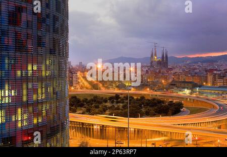 Barcelone: Place des Glòries Catalanes. A gauche, la Tour Agbar (142 M.) par Jean nouvel. En arrière-plan Sagrada Familia Banque D'Images