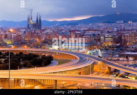 Barcelone: Place des Glòries Catalanes. En arrière-plan Sagrada Familia et Parc Collserola Banque D'Images