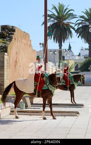 RABAT, MAROC-DÉCEMBRE 09 : gardes royaux marocains en uniforme avec chevaux. 09 décembre, 2014 à Rabat, Maroc Banque D'Images