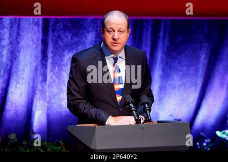 Le gouverneur Jared Polis (démocrate du Colorado), s'exprime devant le vice-président des États-Unis, Kamala Harris, au Centre Arvada pour les arts de la scène, à Arvada, Colorado, États-Unis, lundi, 6 mars, 2023. Harris a discuté des investissements de l'administration Biden pour lutter contre le changement climatique et des efforts pour construire une nouvelle économie d'énergie propre. Crédit : Michael Ciaglo/Pool via CNP/MediaPunch Banque D'Images