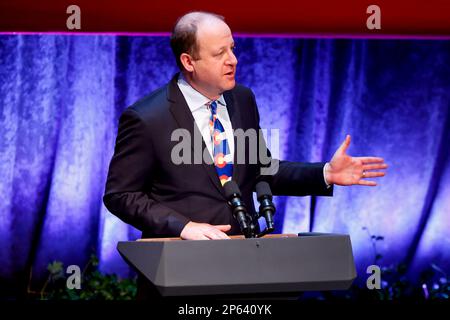 Le gouverneur Jared Polis (démocrate du Colorado), s'exprime devant le vice-président des États-Unis, Kamala Harris, au Centre Arvada pour les arts de la scène, à Arvada, Colorado, États-Unis, lundi, 6 mars, 2023. Harris a discuté des investissements de l'administration Biden pour lutter contre le changement climatique et des efforts pour construire une nouvelle économie d'énergie propre. Crédit : Michael Ciaglo/Pool via CNP/MediaPunch Banque D'Images