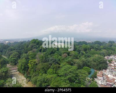 Bogor, Indonésie - Bogor, 22 octobre 2022. Vue aérienne du palais présidentiel au milieu d'un jardin botanique. Banque D'Images