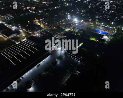 Bogor, Indonésie - 19 octobre 2022. vue aérienne de nuit du bâtiment de bureau et du centre de distribution d'entrepôt de la société de vente au détail. Banque D'Images