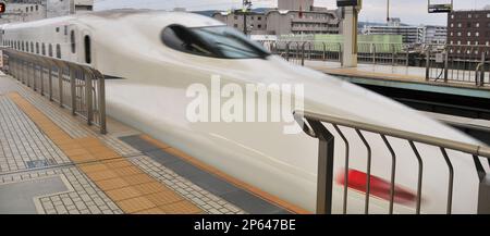 Train Shinkansen entrant à la gare de Kyoto, Japon Banque D'Images