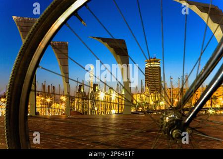 Barcelone: Front de mer de l'autre côté de la roue du vélo. Vu de la place Odissea à Maemagnum (centre commercial) Banque D'Images