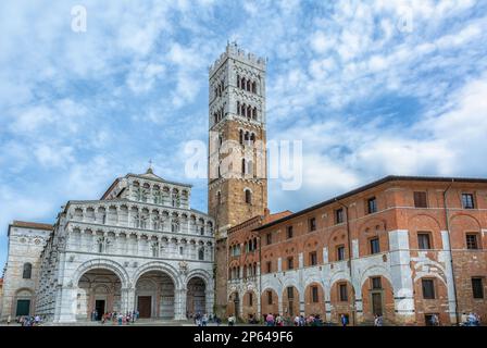 La cathédrale de San Martino, également connue simplement sous le nom de cathédrale de Lucques, est une imposante église romane-gothique dans le centre historique de la ville toscane Banque D'Images