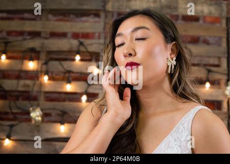 Modèle posant dans la scène de mariage Banque D'Images