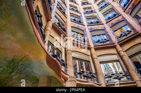Vue sur la cour intérieure, La Pedrera, Casa Mila, Barcelone, Catalogne, Espagne Banque D'Images