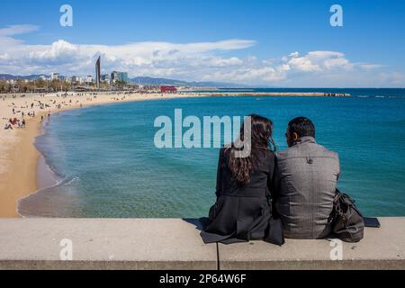 Couple et Nova Icària beach, Barcelone, Espagne Banque D'Images