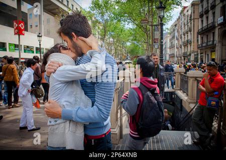 Couple dans La Rambla,le jour de Sant Jordi (23 avril), Barcelone, Catalogne, Espagne Banque D'Images