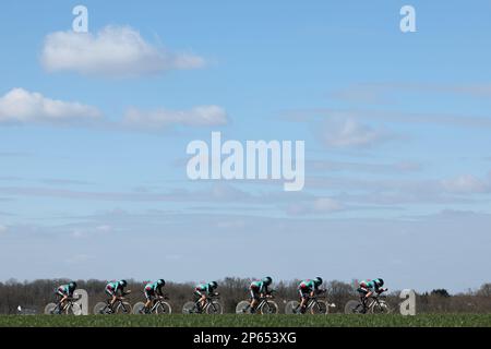 Bora-Hansgrohe pilotes photographiés en action lors de la troisième étape de l'édition 81st de la course Paris-Nice de huit jours, un essai de 32,2 km en équipe avec début et fin à Dampierre-en-Burly, France, mardi 07 mars 2023. BELGA PHOTO DAVID PINTENS Banque D'Images