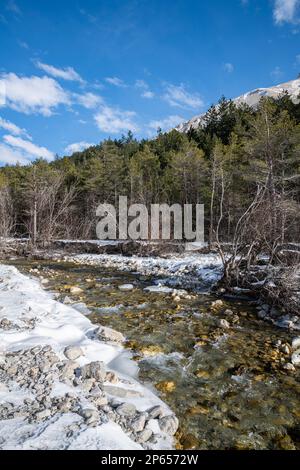 Torrent de la Béoux qui coule dans le département français des Hautes-Alpes en hiver, en France Banque D'Images