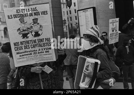 Archives 90ies : manifestation anarchiste contre la tenue du sommet de G7, Lyon, France, 1996 Banque D'Images