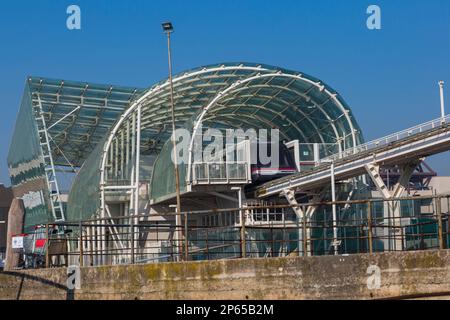 Gare de verre, monorail, service de navette de personnes qui emmène les personnes entre Piazzale Roma et le port de croisière de Venise à Venise, Italie en février Banque D'Images