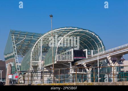 Gare de verre, monorail, service de navette de personnes qui emmène les personnes entre Piazzale Roma et le port de croisière de Venise à Venise, Italie en février Banque D'Images