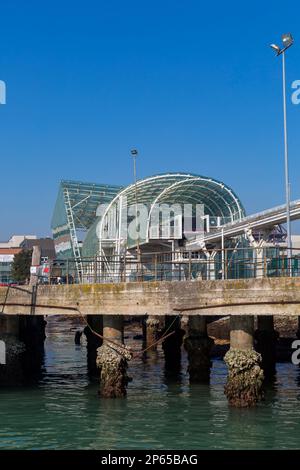 Gare de verre, monorail, service de navette de personnes qui emmène les personnes entre Piazzale Roma et le port de croisière de Venise à Venise, Italie en février Banque D'Images