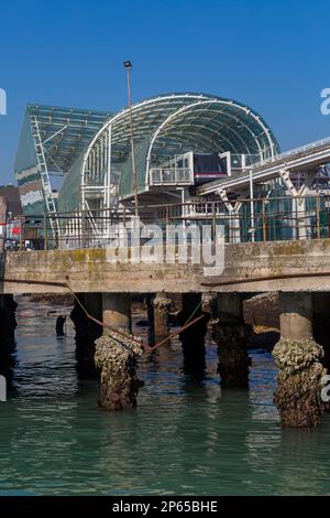 Gare de verre, monorail, service de navette de personnes qui emmène les personnes entre Piazzale Roma et le port de croisière de Venise à Venise, Italie en février Banque D'Images