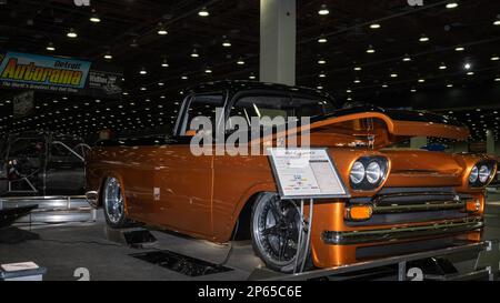 DETROIT, MI/États-Unis - 24 février 2023 : interprétation du pick-up Cameo 1958 de Chevrolet, finaliste « Great 8 » et candidat au trophée de la roue libre, à l'AutoRama de Detroit Banque D'Images