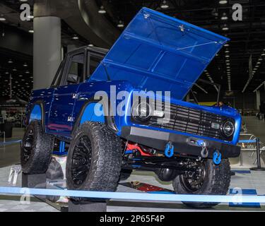 DETROIT, MI/États-Unis - 24 février 2023: Une restauration Ford Bronco 1973, à Detroit AutoRama. Banque D'Images