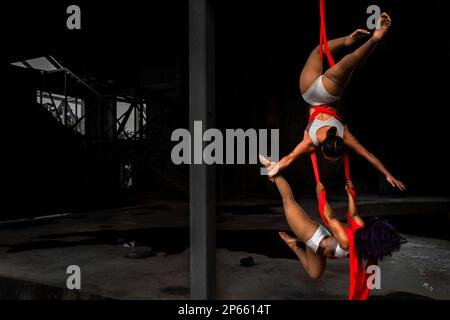 Shara Guzman et Mariale Contreras, danseuses aériennes vénézuéliennes, exécutent un duo sur des silks aériens lors d'un spectacle d'art à Barranquilla, Colombie. Banque D'Images