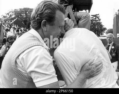 Trainer Günther Bosch beglückwünscht seinen Schützling Boris Becker nach dessen Sieg über den Amerikaner Tim Mayotte am 02.07.1985 à Wimbledon. Becke Banque D'Images