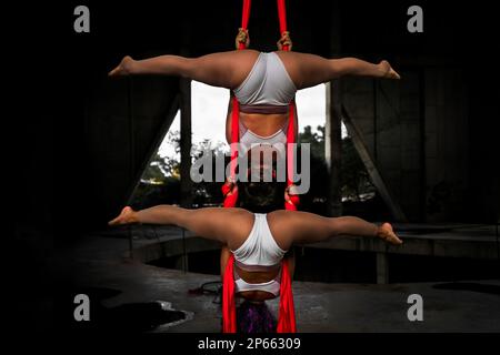 Shara Guzman et Mariale Contreras, danseuses aériennes vénézuéliennes, exécutent un duo sur des silks aériens lors d'un spectacle d'art à Barranquilla, Colombie. Banque D'Images