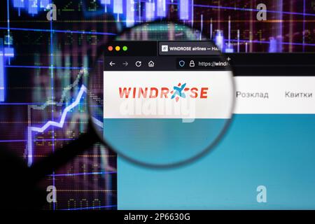 Logo de la compagnie aérienne de Windrose sur un site Web avec des développements flous du marché boursier en arrière-plan, vu sur un écran à travers une loupe Banque D'Images