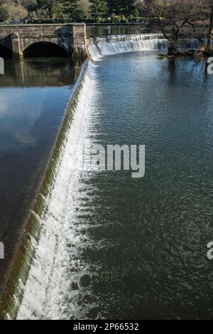 Le déversoir sur la rivière Derwent à Belper, Derbyshire, Angleterre Banque D'Images