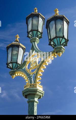 Lampadaires ornés sur le pont de Westminster, Londres, Angleterre Banque D'Images