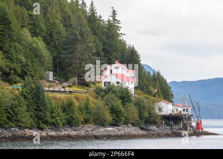 Phare isolé le long de la côte Boat Bluff, Colombie-Britannique, Canada, Amérique du Nord Banque D'Images